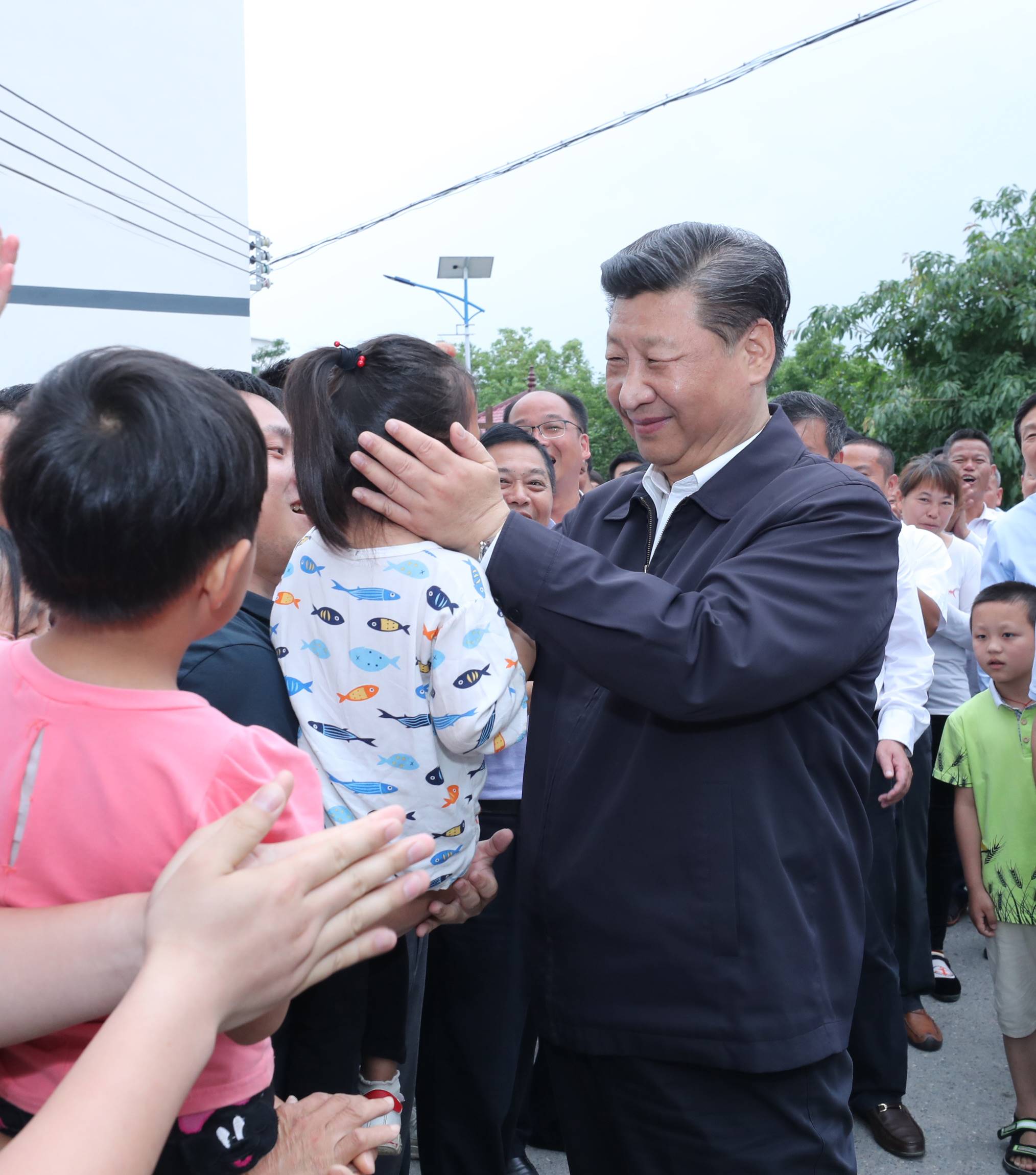 2019年5月20日，中共中央總書(shū)記、國(guó)家主席、中央軍委主席習(xí)近平深入贛南老區(qū)考察調(diào)研。這是習(xí)近平來(lái)到贛州市于都縣梓山鎮(zhèn)潭頭村親切看望老區(qū)群眾。新華社記者 鞠鵬 攝