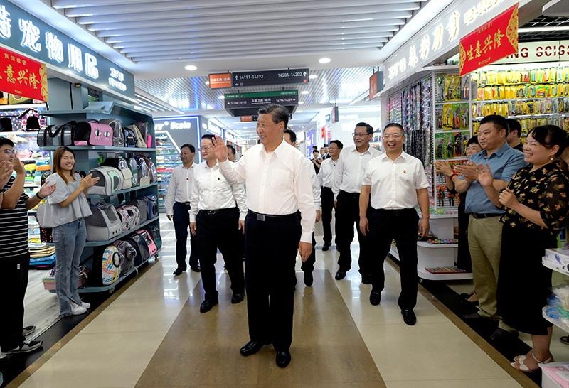 △2023年9月20日，習(xí)近平總書記在浙江義烏國(guó)際商貿(mào)城考察時(shí)，同商戶親切交流。