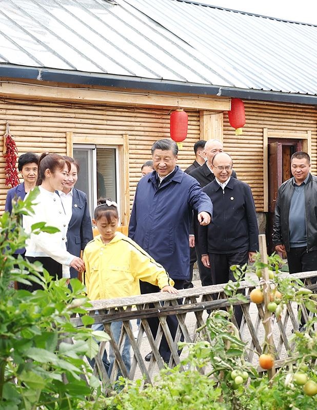 △2023年9月6日，習(xí)近平總書記在黑龍江漠河市北極村村民史瑞娟家的民宿小院考察。