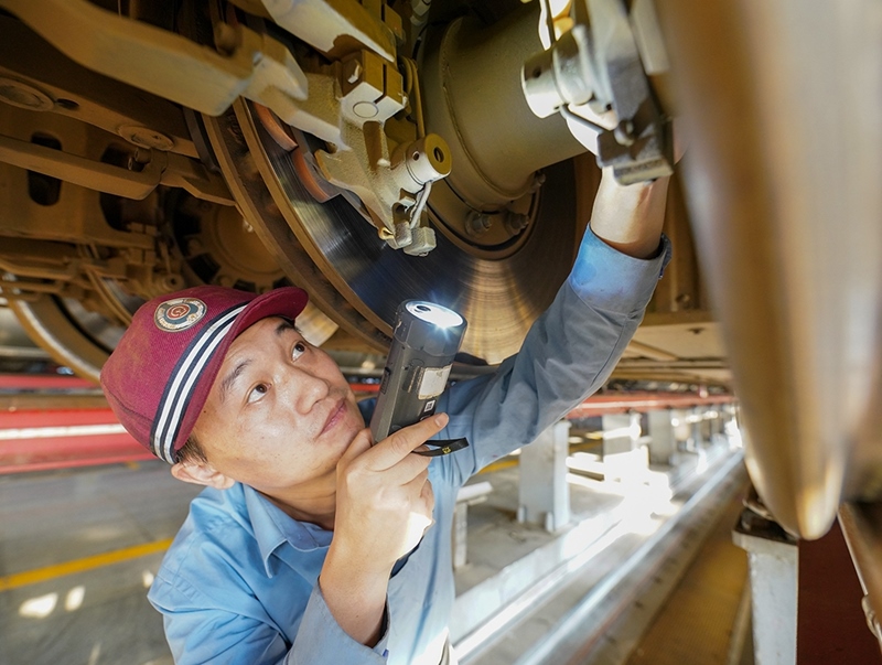 陳浦燕在對入庫動車組進行巡檢作業(yè)。受訪者供圖