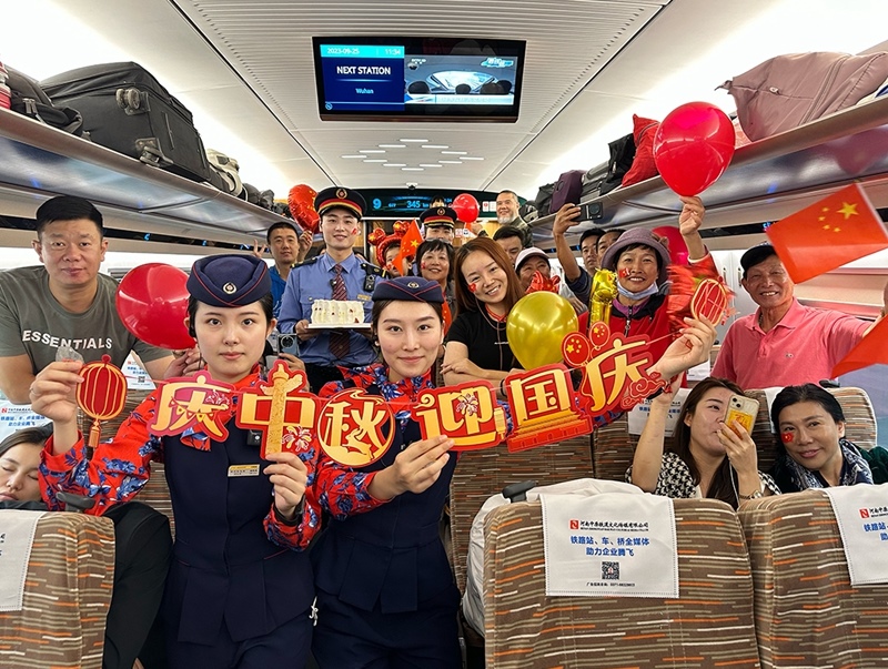 孫柄全與班組人員、旅客共同“慶中秋，迎國慶”。受訪者供圖