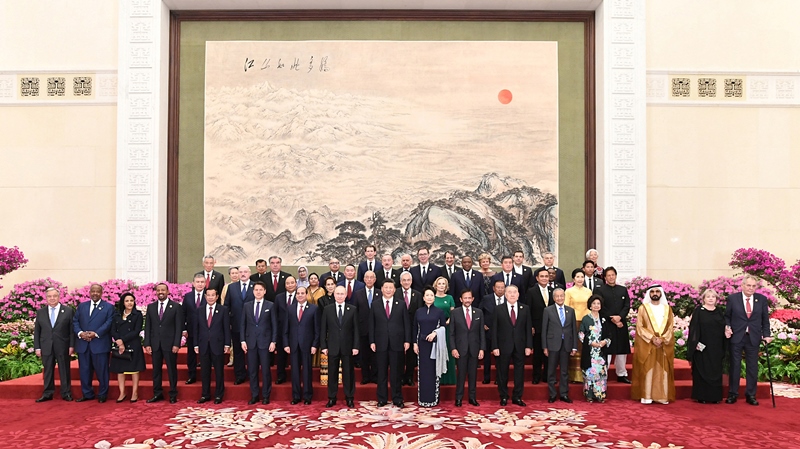 2019年4月26日，習(xí)近平主席和夫人彭麗媛在北京人民大會(huì)堂舉行宴會(huì)，歡迎出席第二屆“一帶一路”國(guó)際合作高峰論壇的外方領(lǐng)導(dǎo)人夫婦及嘉賓。這是習(xí)近平和彭麗媛同外方領(lǐng)導(dǎo)人夫婦及嘉賓合影留念。