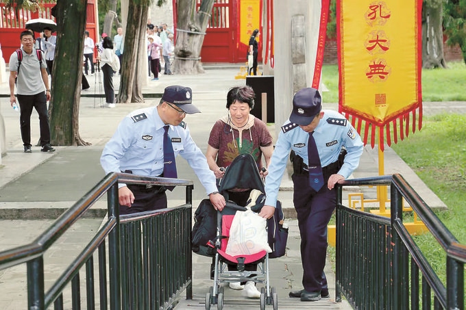 三孔派出所民警貼心幫助游客。胡勇攝
