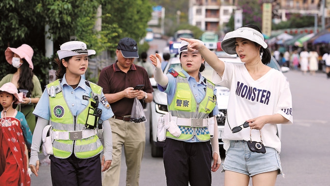女子中隊(duì)隊(duì)員在小七孔景區(qū)給游客指路。莫玄毅攝