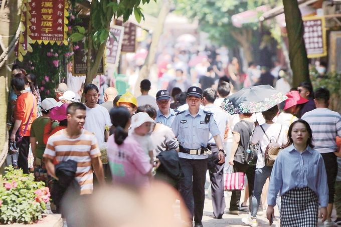 李莊派出所民警在古鎮(zhèn)景區(qū)巡邏。胡澎攝
