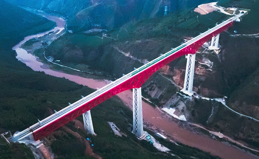 中老鐵路首發(fā)列車駛過中國云南省元江哈尼族彝族傣族自治縣境內(nèi)的元江雙線特大橋（2021年12月3日攝，無人機照片）。
