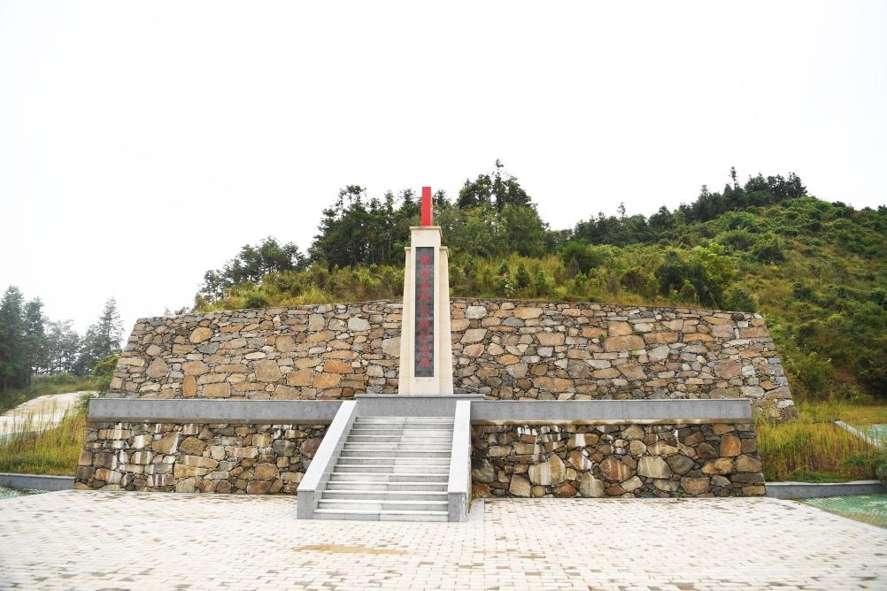 這是9月27日拍攝的田鋪大塆后山上的“韓家寨殲滅戰(zhàn)紀念碑”。新華社記者張浩然攝