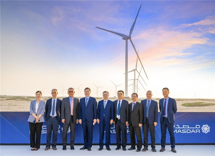 中方建設者在風電場合影。中國電建供圖