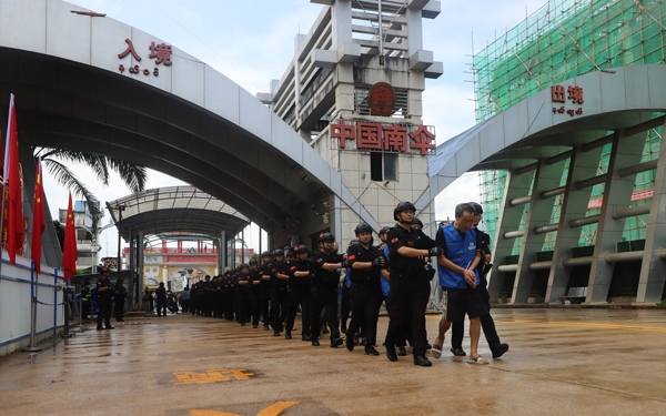 移交現(xiàn)場。公安部供圖