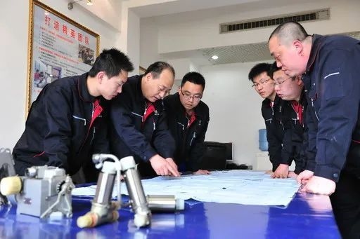 △李志強（左二）與班組成員在研究工作。