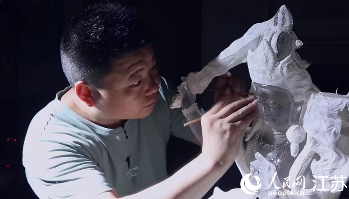 正在精雕細(xì)琢的東海水晶。 人民網(wǎng) 范堯攝