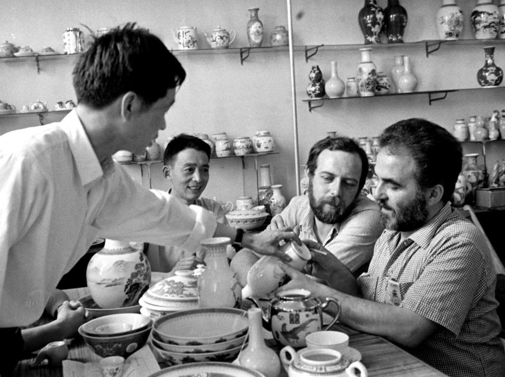 ↑ 在1978年的廣交會上，意大利客商在洽談選購景德鎮(zhèn)瓷器。