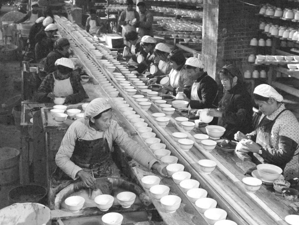 ↑ 1978年，景德鎮(zhèn)為民瓷廠工人生產(chǎn)日用瓷。