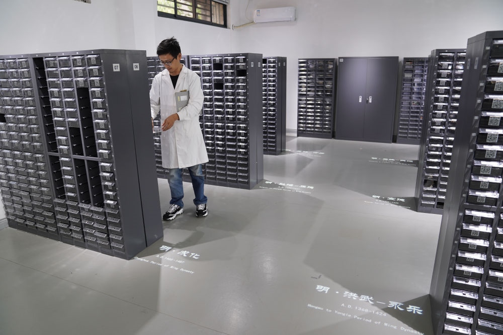 ↑工作人員在古陶瓷基因庫里工作（2023年5月16日攝）。