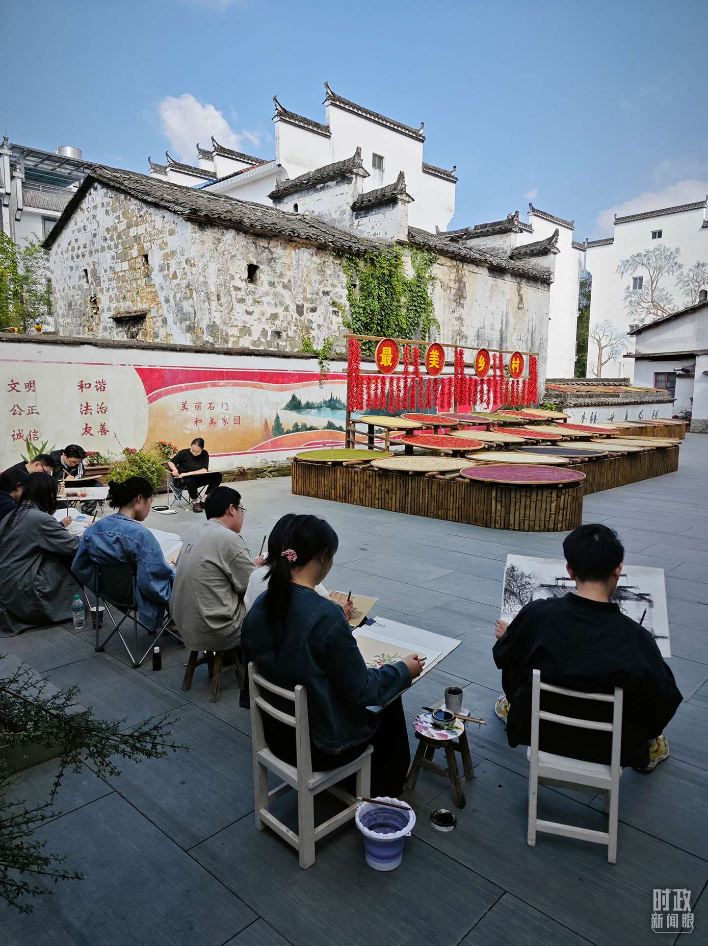 △來(lái)自中國(guó)美術(shù)學(xué)院的同學(xué)在石門(mén)村寫(xiě)生。（總臺(tái)央視記者郁振一拍攝）