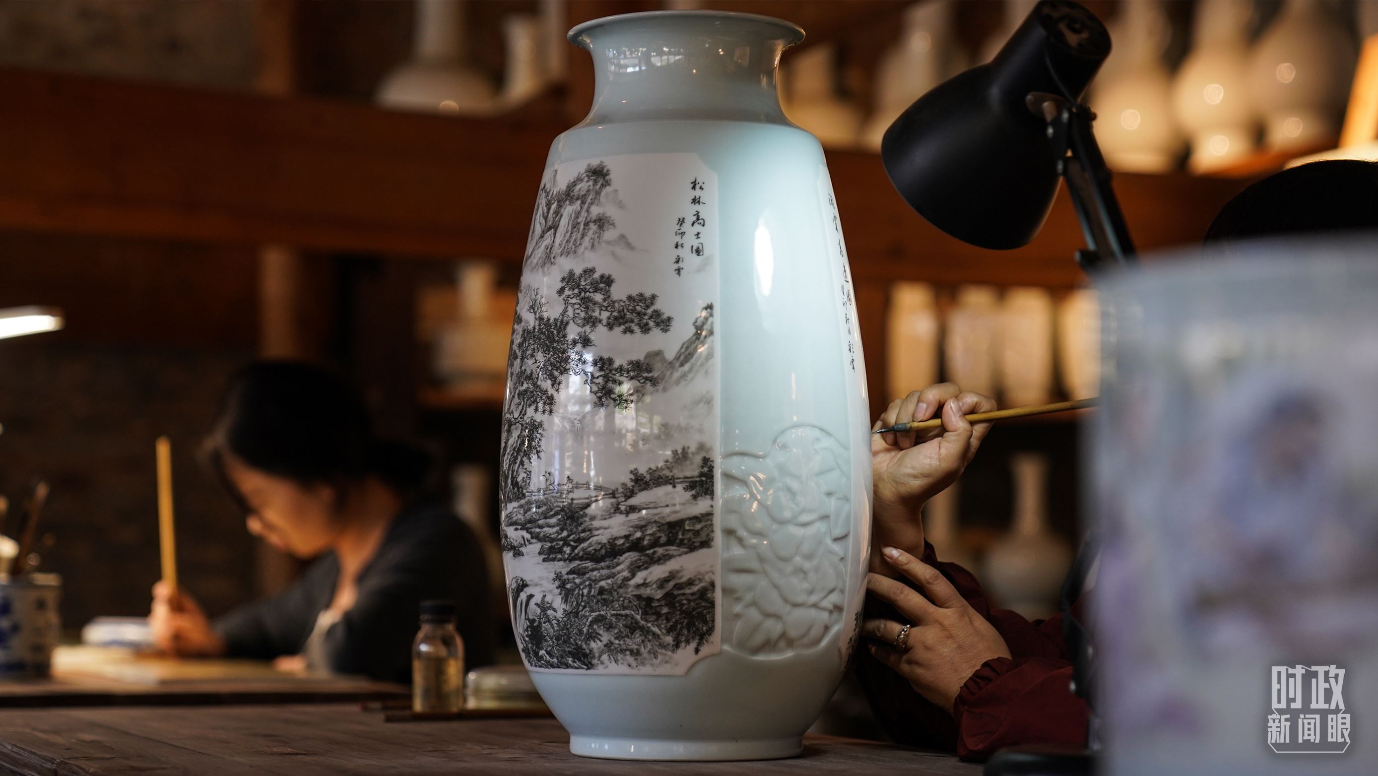 △陶瓷畫(huà)師正在繪制瓷器。（總臺(tái)國(guó)廣記者李晉拍攝）