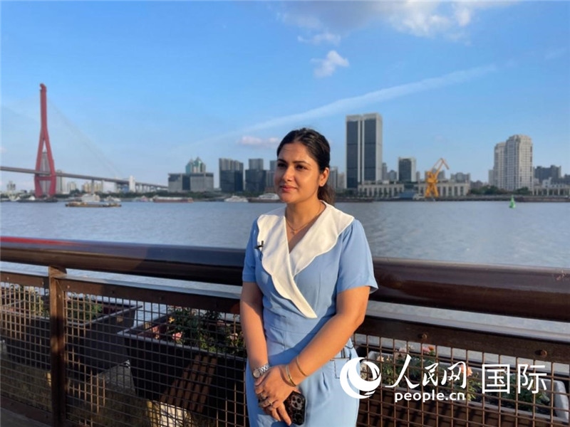 孟加拉國Channel24電視頻道主持人伊斯拉特·阿敏在上海市楊浦濱江接受采訪。 人民網(wǎng)記者 張榮攝