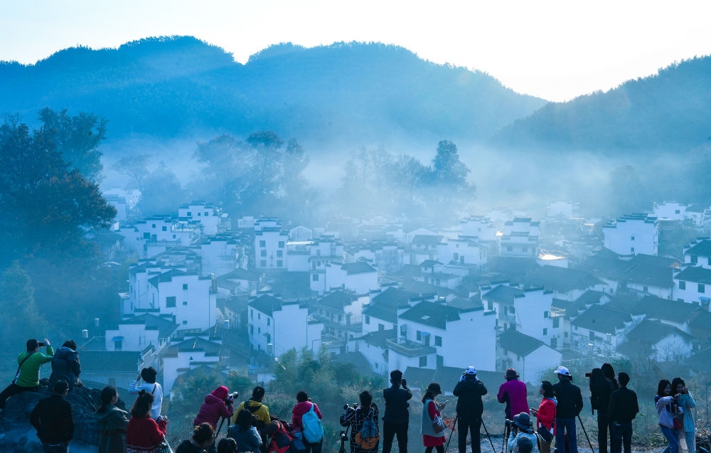游客在婺源縣石城村游玩（2019年11月8日攝）。