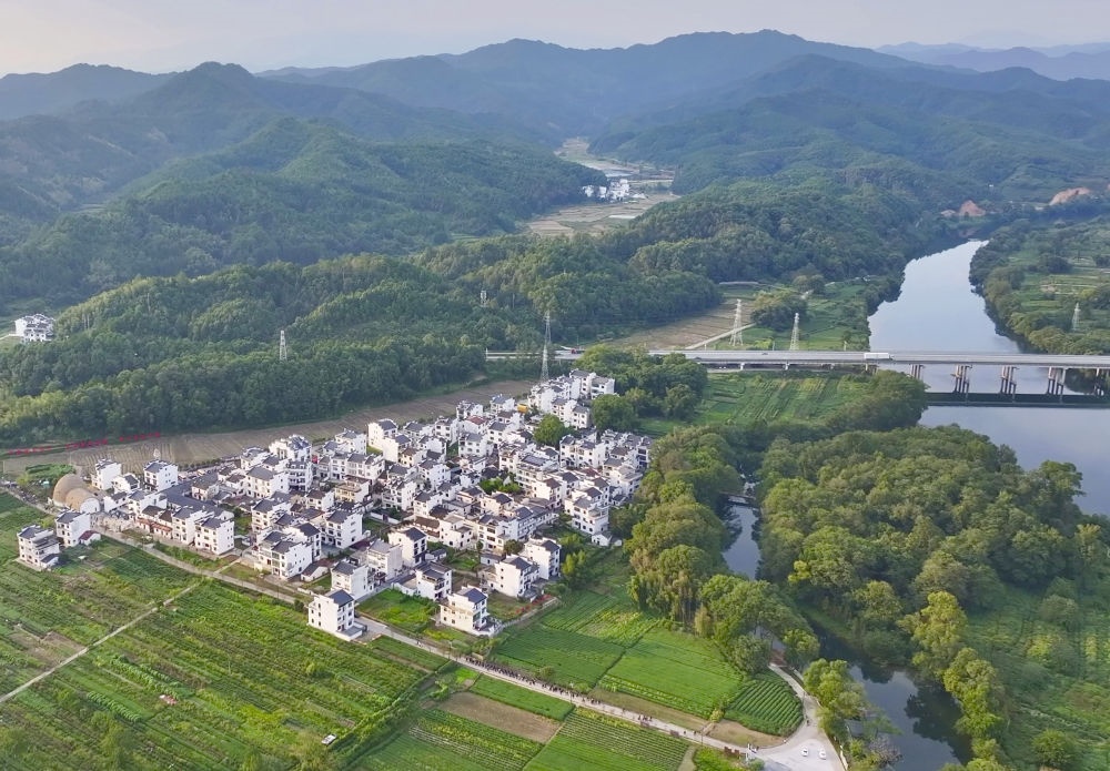 俯瞰婺源縣王村石門(mén)自然村（2023年10月11日攝）。