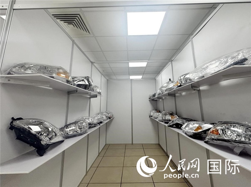 在位于莫斯科格林伍德國(guó)際貿(mào)易中心的浙江寧波優(yōu)質(zhì)商品展銷中心內(nèi)，展示著來自浙江寧波慈溪市的汽車配件樣品。人民網(wǎng)記者 申佳平攝