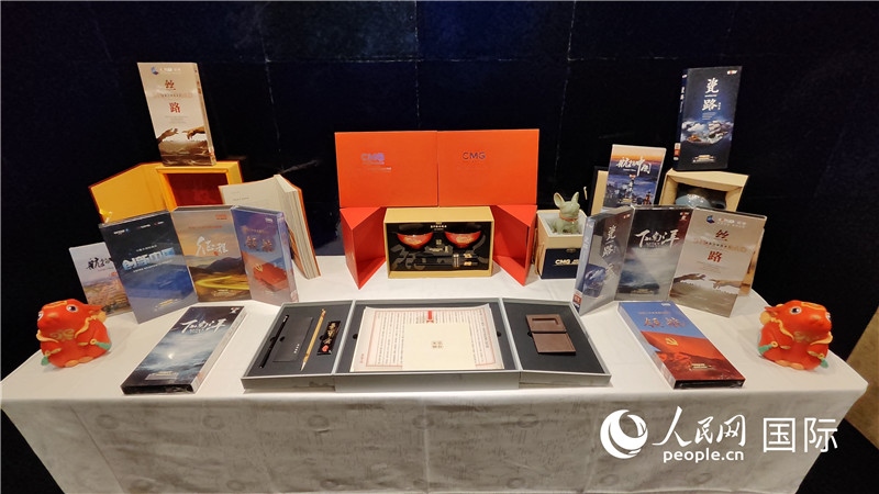 中央廣播電視總臺精品節(jié)目及文創(chuàng)產(chǎn)品展臺。人民網(wǎng) 蔣曉辰攝