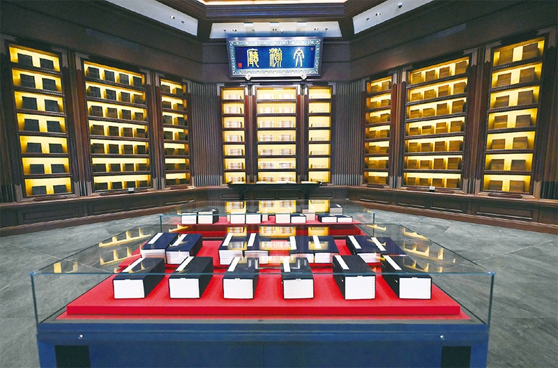 建設(shè)中國國家版本館，是以習近平同志為核心的黨中央作出的重大決策，是文明大國建設(shè)的基礎(chǔ)工程，是功在當代、利在千秋的標志性文化工程，充分體現(xiàn)了我們黨傳承發(fā)展中華文化的高度自覺、汲取歷史智慧更好走向未來的歷史主動。圖為2023年5月拍攝的中國國家版本館中央總館文瀚廳。 新華社發(fā)