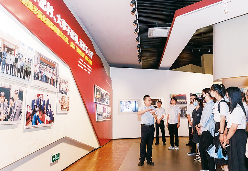 黨的十八大以來，習近平總書記多次對堅持和發(fā)展“楓橋經(jīng)驗”作出重要指示，推動新時代“楓橋經(jīng)驗”在基層社會治理中煥發(fā)勃勃生機。圖為青年學子在浙江省諸暨市楓橋鎮(zhèn)的楓橋經(jīng)驗陳列館參觀學習（2022年8月25日攝）。 新華社記者 徐昱/攝