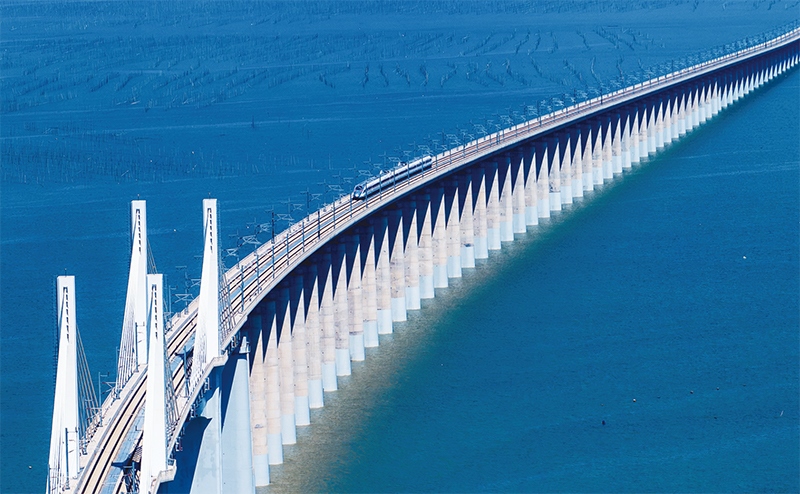 2023年9月28日，中國首條時速350公里跨海高鐵——福廈高鐵正式開通運營。圖為一列運行試驗車組駛過福廈高鐵湄洲灣跨海大橋（9月19日攝，無人機照片）。 新華社記者 魏培全/攝