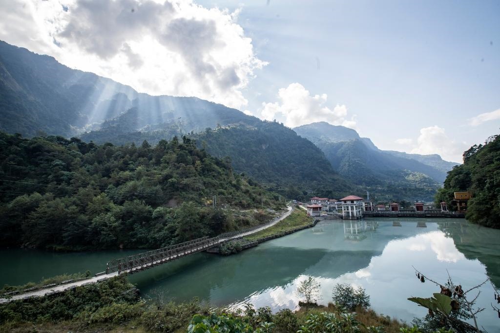 這是2022年11月8日拍攝的尼泊爾上馬相迪A水電站大壩。上馬相迪A水電站位于尼泊爾西部勒姆宗縣，2013年1月開(kāi)工建設(shè)，2017年1月1日投入商業(yè)運(yùn)營(yíng)。該水電站投入運(yùn)營(yíng)以來(lái)，極大緩解了尼泊爾電力緊缺局面。新華社發(fā)（哈里·馬哈爾詹 攝）