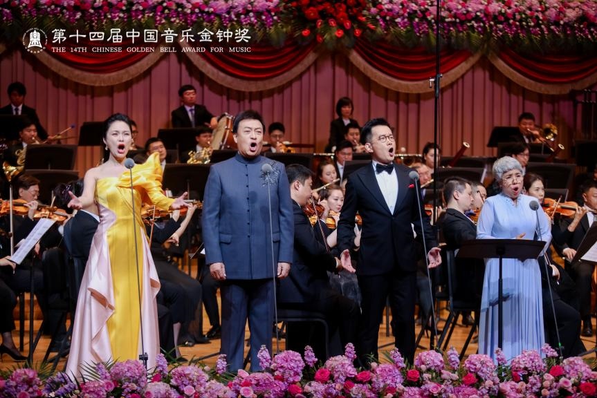 龔爽（左一）、呂繼宏（左二）、石倚潔（右二）、迪里拜爾（右一）四位藝術(shù)家領(lǐng)唱《領(lǐng)航》。主辦方供圖