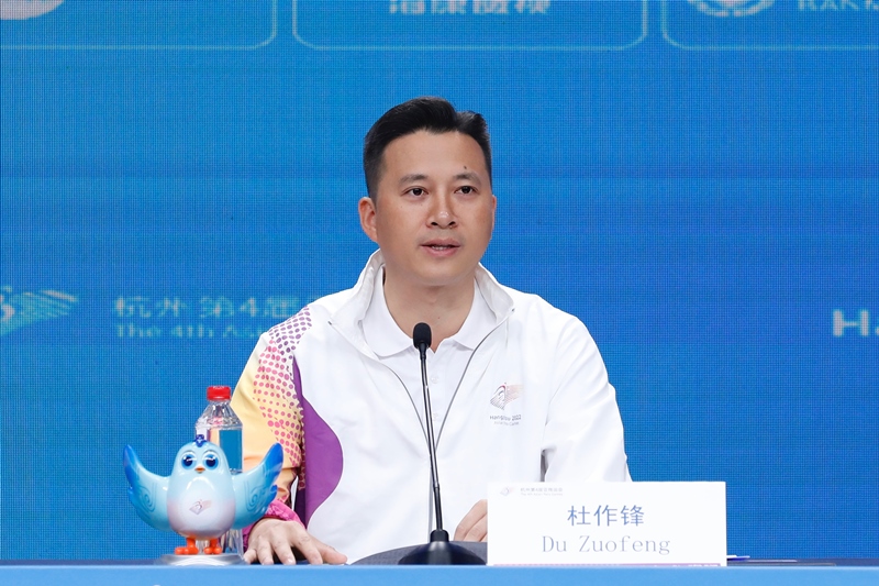 杭州亞殘運會火炬?zhèn)鬟f指揮中心副指揮長杜作鋒介紹火炬?zhèn)鬟f工作安排。杭州亞殘組委供圖
