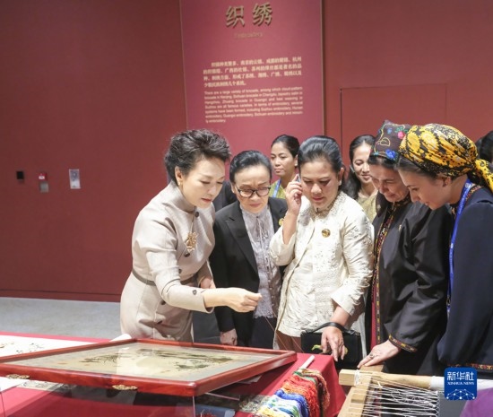  10月18日上午，國家主席習(xí)近平夫人彭麗媛邀請出席第三屆“一帶一路”國際合作高峰論壇的外方領(lǐng)導(dǎo)人夫人參觀中國工藝美術(shù)館（中國非物質(zhì)文化遺產(chǎn)館）。這是彭麗媛同外方領(lǐng)導(dǎo)人夫人觀看刺繡。新華社記者 殷博古 攝