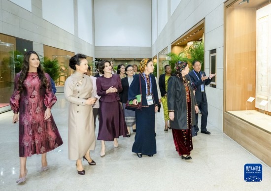  10月18日上午，國家主席習(xí)近平夫人彭麗媛邀請出席第三屆“一帶一路”國際合作高峰論壇的外方領(lǐng)導(dǎo)人夫人參觀中國工藝美術(shù)館（中國非物質(zhì)文化遺產(chǎn)館）。這是彭麗媛同外方領(lǐng)導(dǎo)人夫人聽取中華戲曲文化介紹。新華社記者 翟健嵐 攝