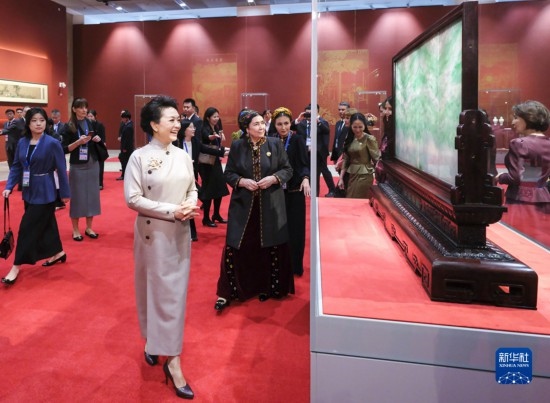  10月18日上午，國家主席習(xí)近平夫人彭麗媛邀請出席第三屆“一帶一路”國際合作高峰論壇的外方領(lǐng)導(dǎo)人夫人參觀中國工藝美術(shù)館（中國非物質(zhì)文化遺產(chǎn)館）。這是彭麗媛同外方領(lǐng)導(dǎo)人夫人參觀展品。新華社記者 丁林 攝