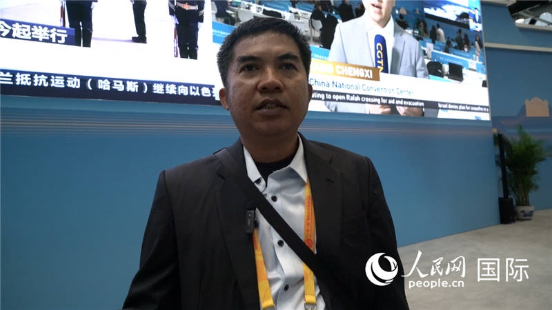 印尼《辛加朗綜合日?qǐng)?bào)》記者班邦·蘇利斯提奧（Bambang Sulistio）與記者交談。人民網(wǎng) 楊春燕攝