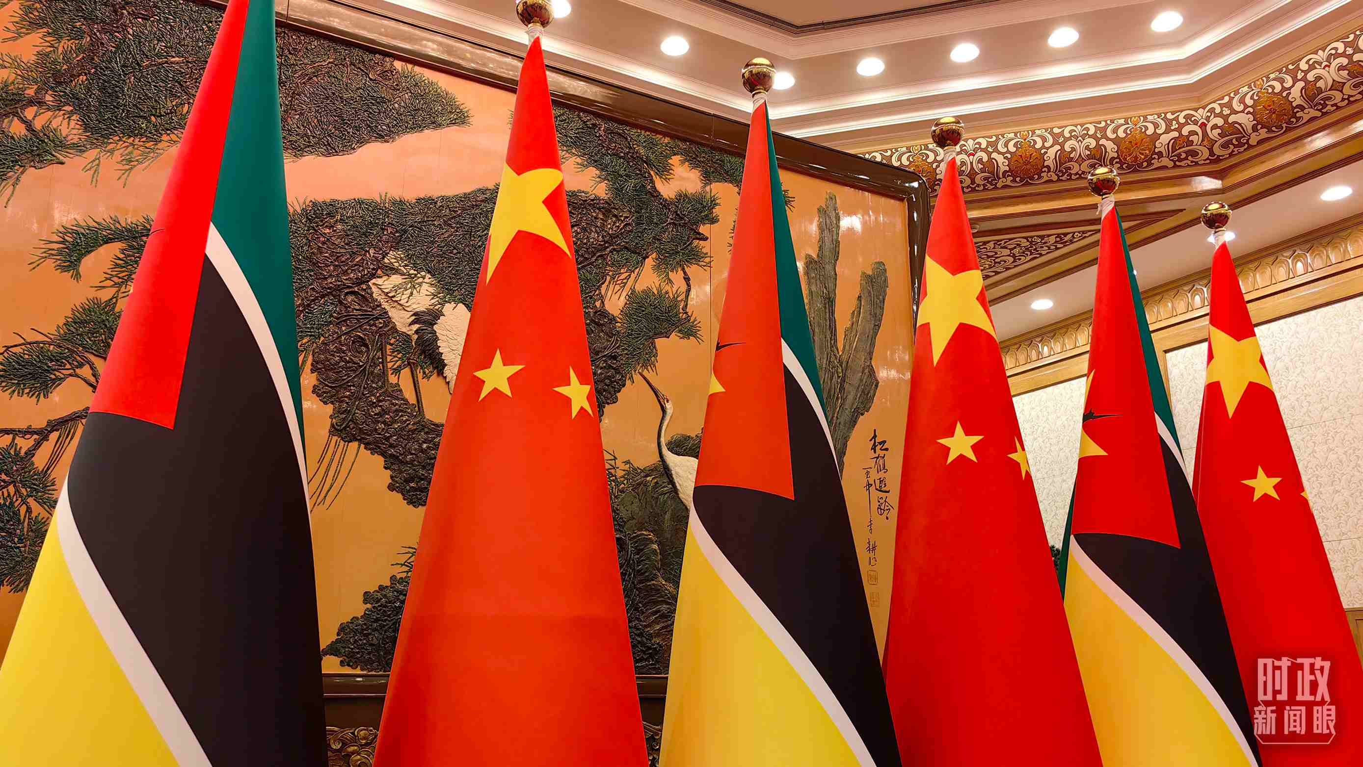 △會見現(xiàn)場，中國、莫桑比克兩國國旗。（總臺央廣記者潘毅拍攝）