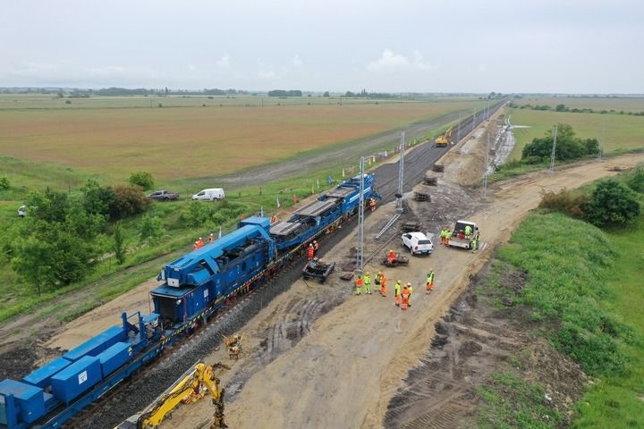 這是匈塞鐵路匈牙利段孔圣米克洛什-陶什站施工現(xiàn)場（5月30日攝，無人機照片）。新華社發(fā)（中國中鐵匈塞鐵路項目經(jīng)理部供圖）