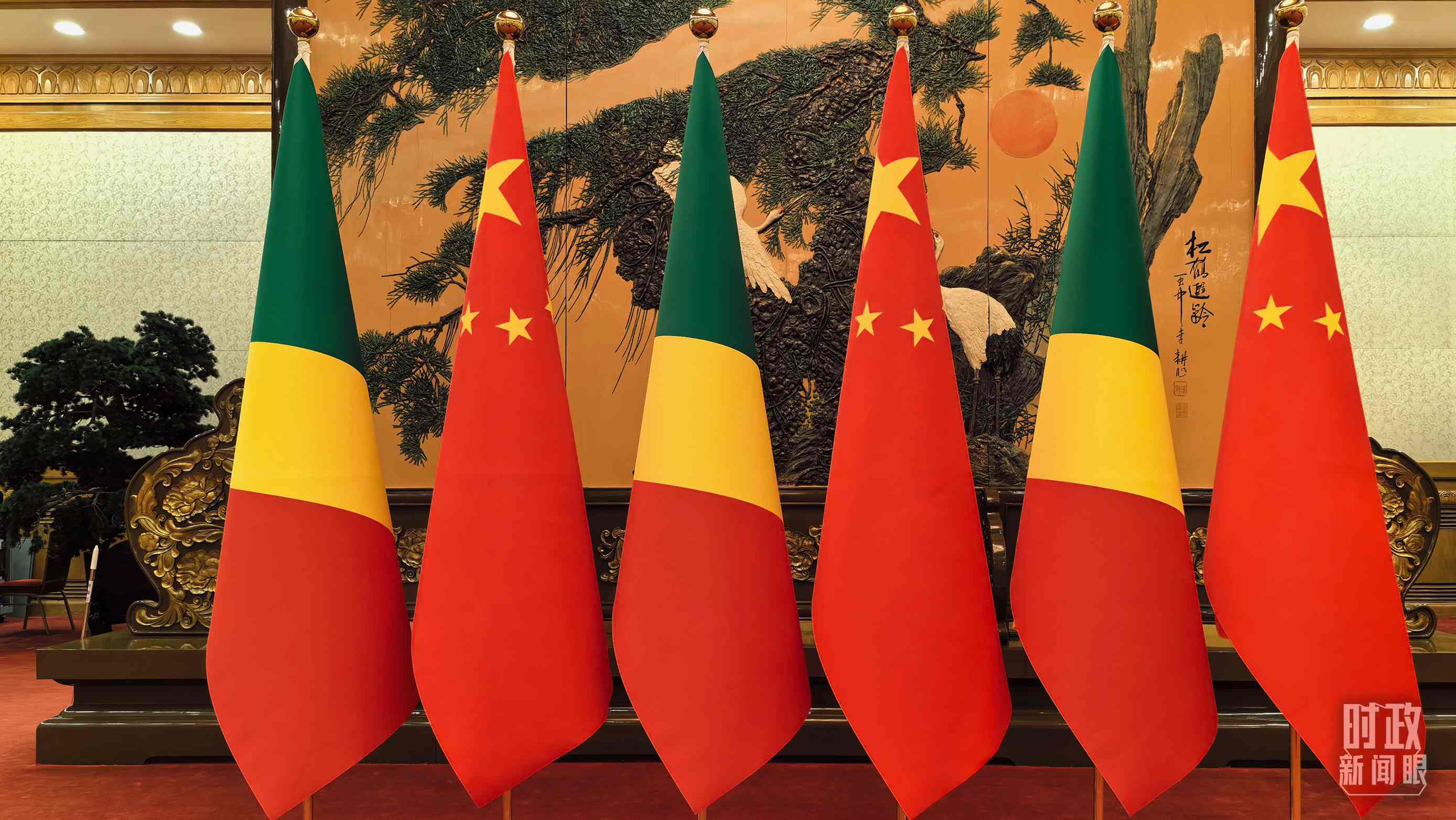 △會見現(xiàn)場的中國、剛果（布）兩國國旗。（總臺央視記者陸泓宇拍攝）