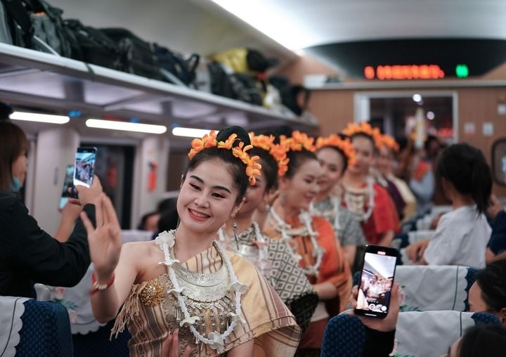 老撾工作人員在中老鐵路上開行的D887次國際旅客列車上表演（4月13日攝）。新華社記者 邢廣利 攝