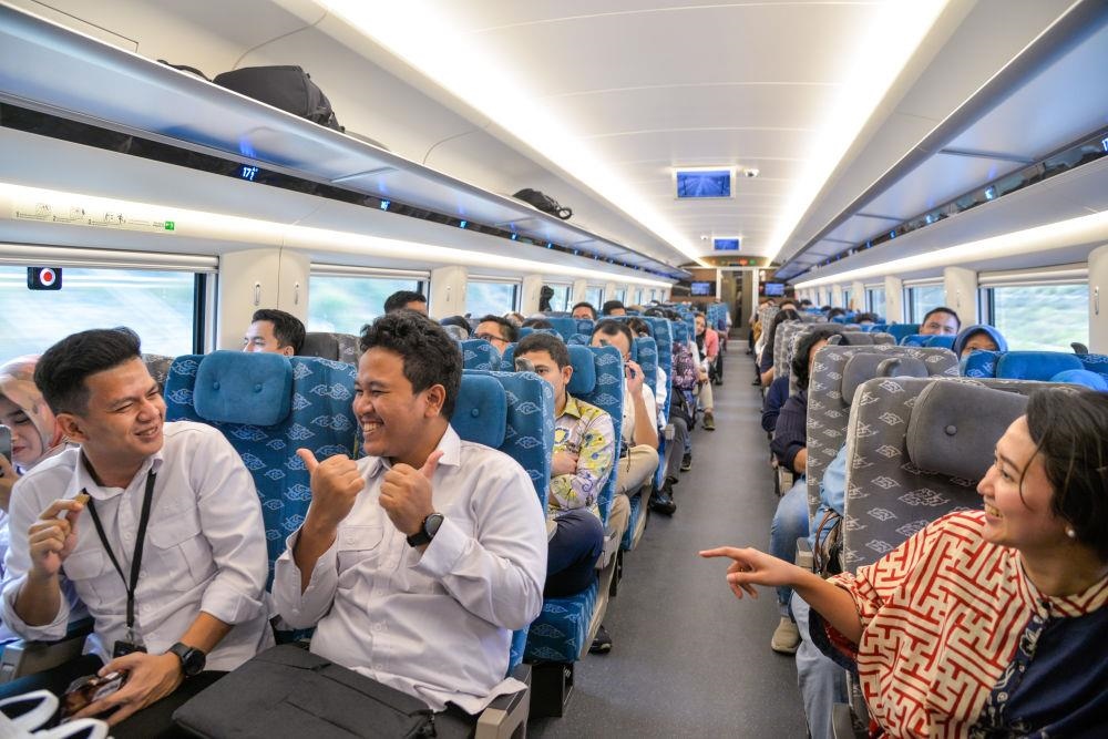 △2023年10月17日，G1137次動(dòng)車組列車從印尼雅加達(dá)哈利姆車站開出。雅加達(dá)至萬隆最快鐵路運(yùn)行時(shí)間從3個(gè)多小時(shí)縮短至46分鐘。