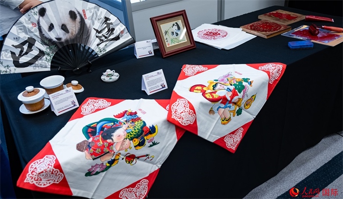 活動現(xiàn)場的現(xiàn)場文創(chuàng)展、互動體驗區(qū)、非遺區(qū)展示。人民網(wǎng) 郭錦標(biāo)攝