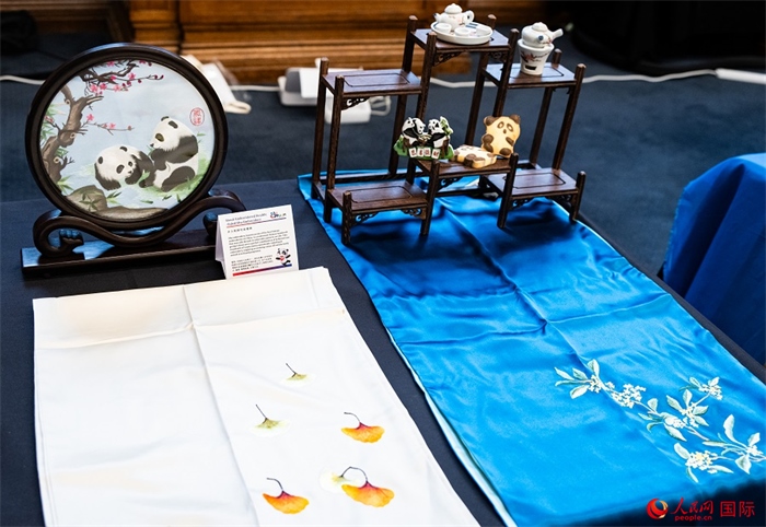 活動現(xiàn)場的現(xiàn)場文創(chuàng)展、互動體驗區(qū)、非遺區(qū)展示。人民網(wǎng) 郭錦標(biāo)攝