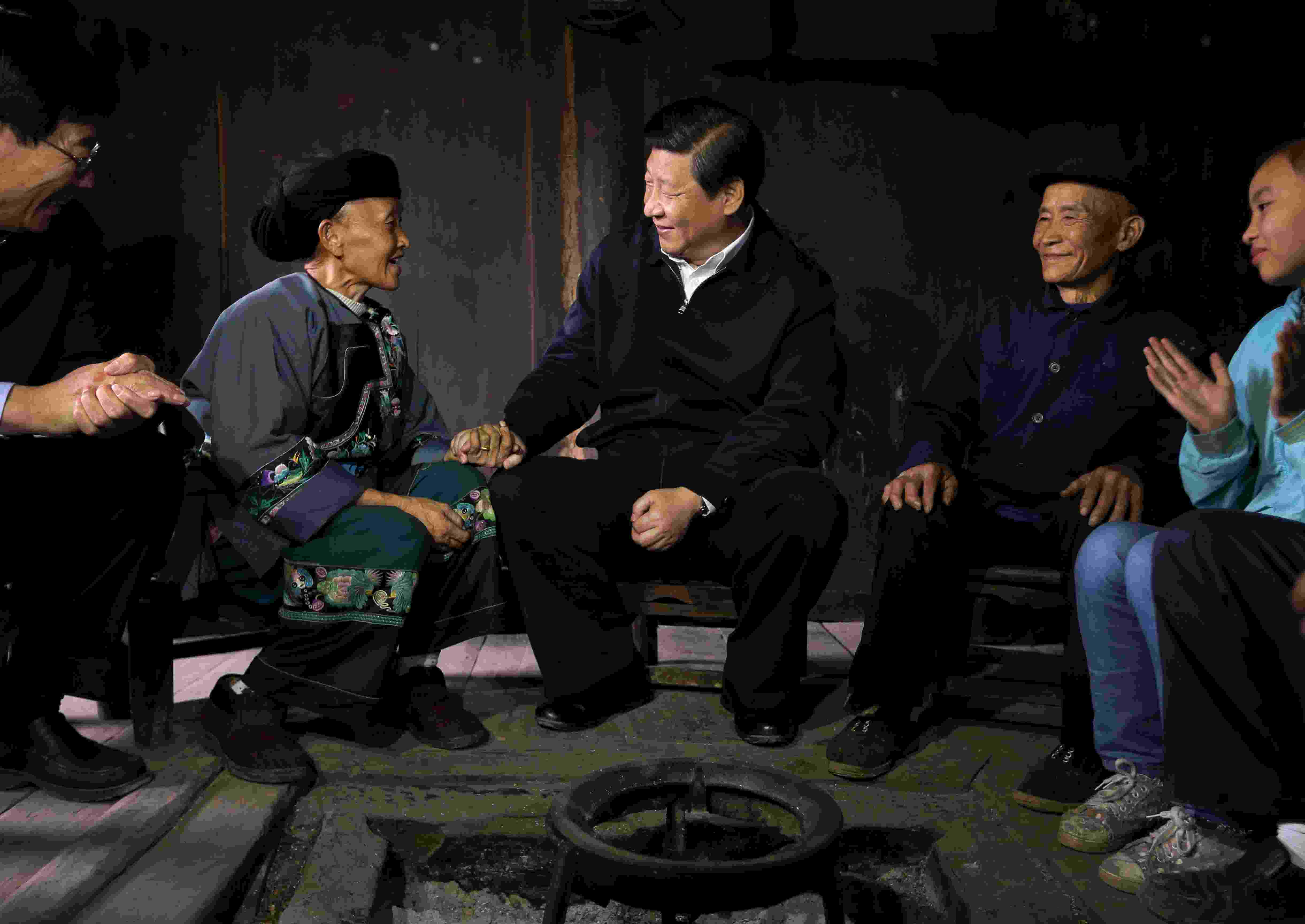 2013年11月3日，習近平在湖南花垣縣十八洞村，與石拔三老人握手交談。