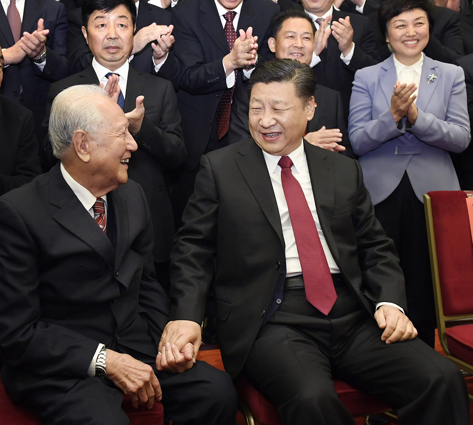 2017年11月17日，全國精神文明建設表彰大會在北京人民大會堂舉行。圖為習近平邀請黃旭華代表坐在自己身邊合影。