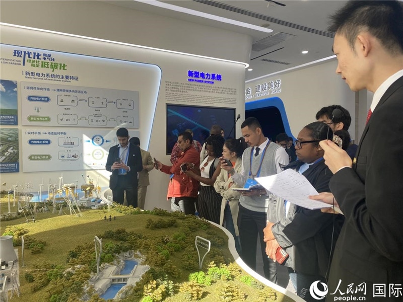 2023“一帶一路”媒體合作論壇聯(lián)合采訪團(tuán)參訪中國能建。人民網(wǎng)記者 于洋攝