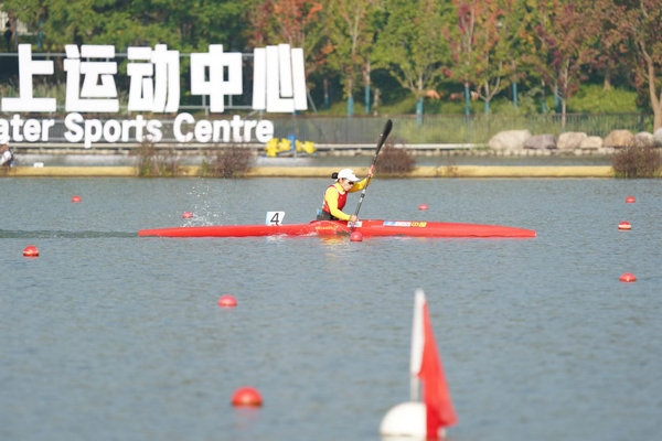 10月23日，杭州第4屆亞殘運(yùn)會(huì)皮劃艇女子KL1級(jí)比賽，中國(guó)隊(duì)選手謝毛三在比賽中。人民網(wǎng)記者 李乃妍攝
