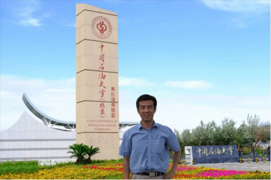 北京交通大學(xué)“銀齡教師”黃曉鳴。校方供圖