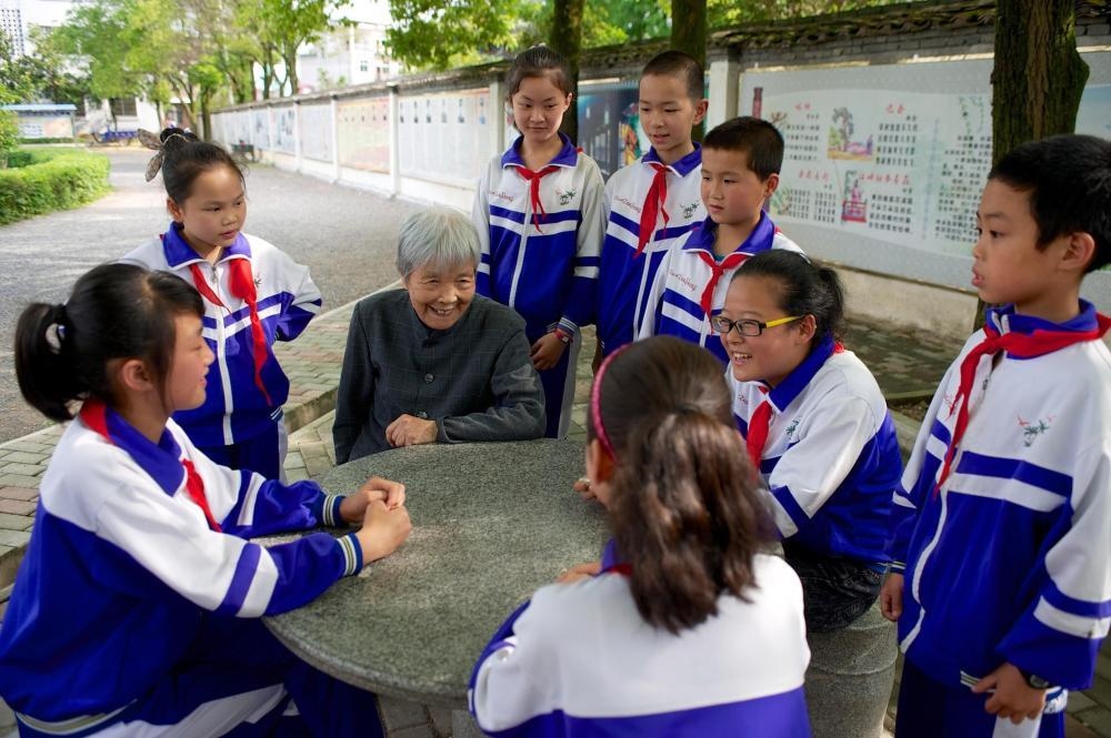 △2013年5月21日，龔全珍老人和江西萍鄉(xiāng)市蓮花縣的孩子們在一起。