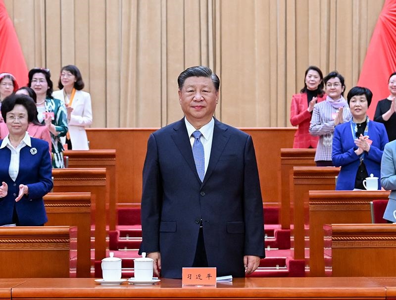 △2023年10月23日，中國婦女第十三次全國代表大會在北京人民大會堂開幕。這是習(xí)近平總書記在主席臺向與會代表致意。
