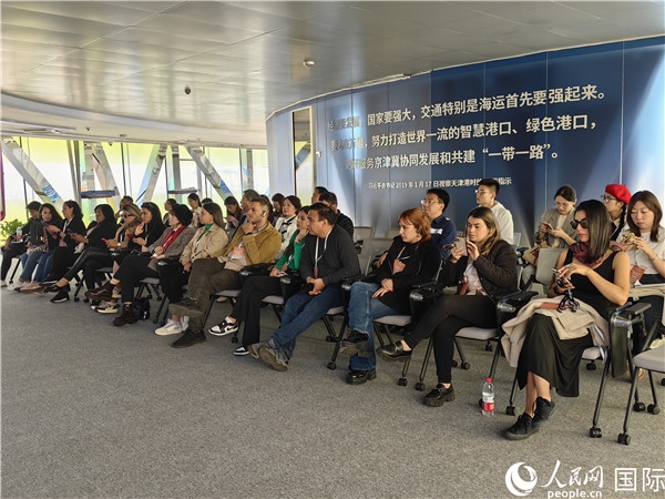 外媒記者探訪天津港北疆港區(qū)C段智能化集裝箱碼頭。人民網(wǎng)記者 符園園攝